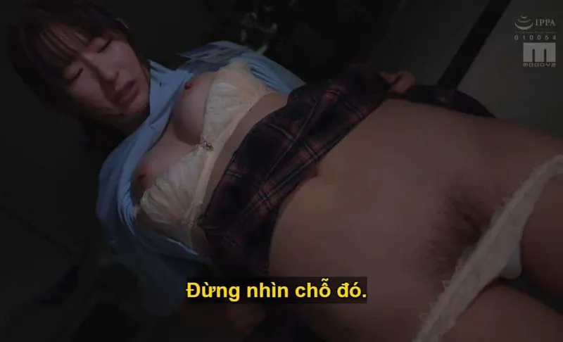 Ông chủ lập mưu "dạy dỗ" cô nhân viên kiêu căng lười nhác, suốt ngày bận rộn tán gẫu với người yêu.